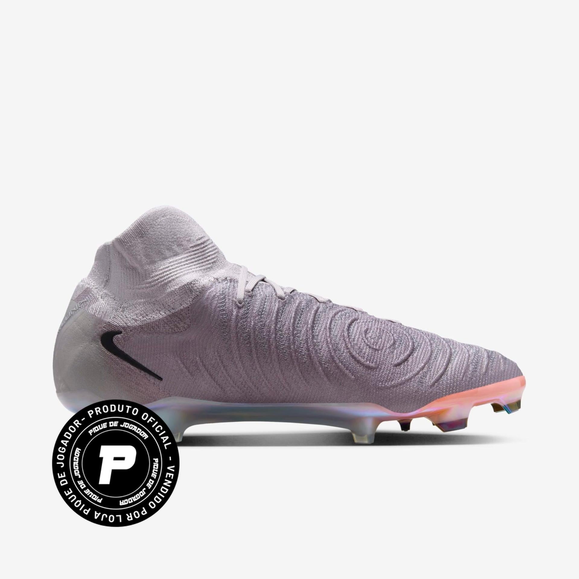 Chuteira Nike Phantom Luna 2 Elite Campo, , Arquibancada Esportes, Controle Supremo para Dominar o CampoA Nike Phantom GX 2 Elite FG - Rising Gem é projetada para jogadores que buscam precisão e estabilidade nos gramados naturais. Com um design sofisticado e detalhes iridescentes, essa edição Rising Gem reflete inovação e performance de elite. Aderência e Controle para Decidir o JogoO cabedal em Nike Gripknit garante toque de bola preciso e aderente, proporcionando controle absoluto para dribles, passes e f