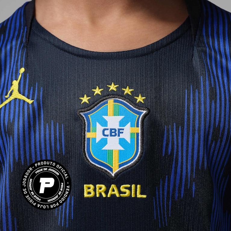 Kit Infantil Brasil 2026 Copa do Mundo II, Kit Infantil Brasil Reserva 26/27 - Copa do Mundo, PIQUE DE JOGADOR, O Kit Infantil Brasil 2026 Copa do Mundo II é ideal para os pequenos torcedores que querem vestir as cores da Seleção Brasileira e entrar no clima do maior torneio de futebol do mundo. Inspirado no uniforme alternativo utilizado pela Seleção na Copa do Mundo de 2026, o conjunto representa a tradição e o orgulho de torcer pelo Brasil. O kit é composto por camisa e shorts, trazendo o design caracter