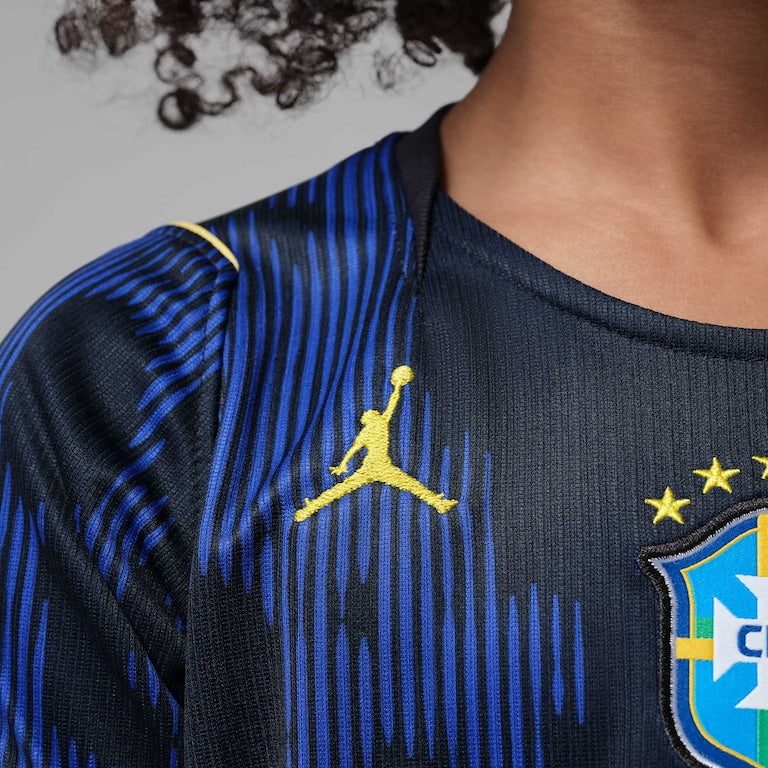 Kit Infantil Brasil 2026 Copa do Mundo II, Kit Infantil Brasil Reserva 26/27 - Copa do Mundo, PIQUE DE JOGADOR, O Kit Infantil Brasil 2026 Copa do Mundo II é ideal para os pequenos torcedores que querem vestir as cores da Seleção Brasileira e entrar no clima do maior torneio de futebol do mundo. Inspirado no uniforme alternativo utilizado pela Seleção na Copa do Mundo de 2026, o conjunto representa a tradição e o orgulho de torcer pelo Brasil. O kit é composto por camisa e shorts, trazendo o design caracter