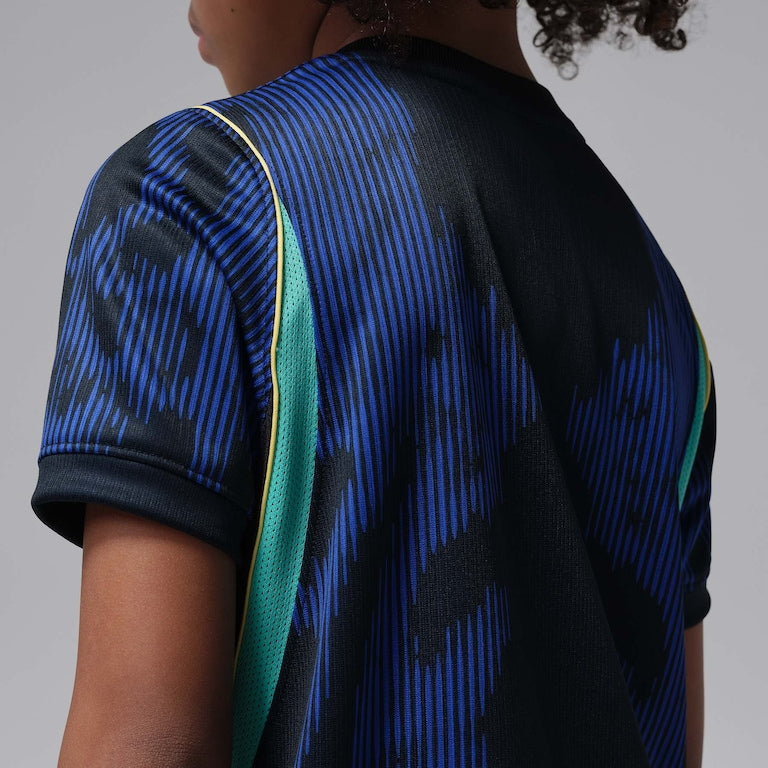 Kit Infantil Brasil 2026 Copa do Mundo II, Kit Infantil Brasil Reserva 26/27 - Copa do Mundo, PIQUE DE JOGADOR, O Kit Infantil Brasil 2026 Copa do Mundo II é ideal para os pequenos torcedores que querem vestir as cores da Seleção Brasileira e entrar no clima do maior torneio de futebol do mundo. Inspirado no uniforme alternativo utilizado pela Seleção na Copa do Mundo de 2026, o conjunto representa a tradição e o orgulho de torcer pelo Brasil. O kit é composto por camisa e shorts, trazendo o design caracter