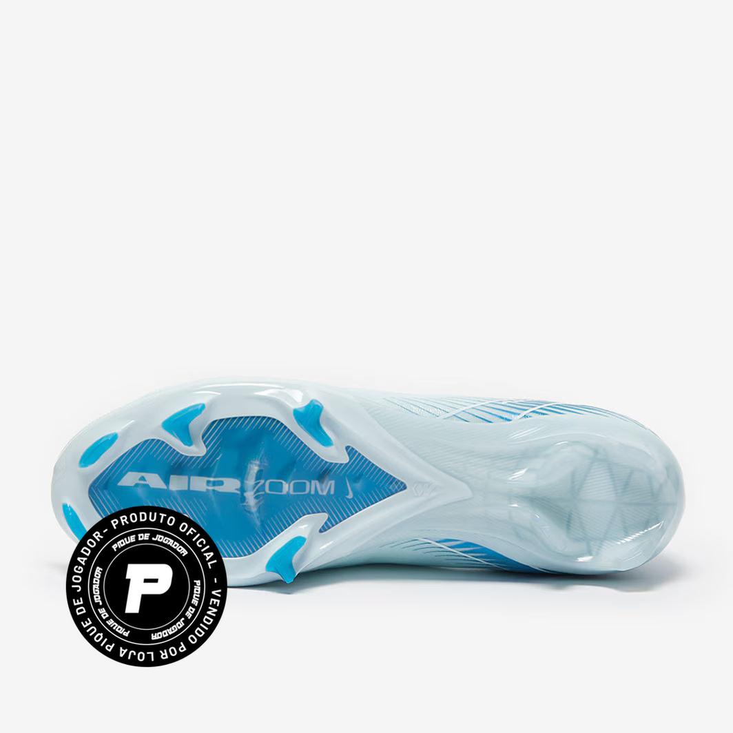 Chuteira Nike Air Zoom Mercurial Vapor XVI Elite FG, Chuteira, Nike, Descrição Tem obsessão por velocidade? As maiores estrelas do jogo também. É por isso que essa chuteira Elite apresenta uma unidade Air Zoom de 3/4 de comprimento. Ela dá a você a propulsão necessária para romper a linha de defesa e dá aos jogadores mais rápidos do jogo a propulsão de que precisam. O resultado é a Mercurial mais ágil que já fizemos, porque você exige excelência a todo momento. Tração rápida O padrão de tração semelhante a 