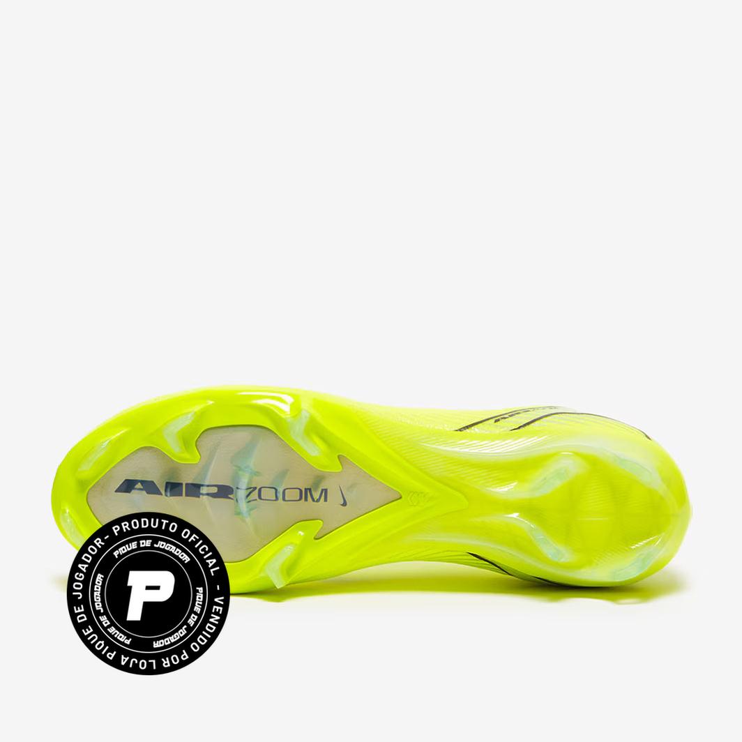 Chuteira Nike Air Zoom Mercurial Vapor XVI Elite FG, Chuteira, Nike, Descrição Tem obsessão por velocidade? As maiores estrelas do jogo também. É por isso que essa chuteira Elite apresenta uma unidade Air Zoom de 3/4 de comprimento. Ela dá a você a propulsão necessária para romper a linha de defesa e dá aos jogadores mais rápidos do jogo a propulsão de que precisam. O resultado é a Mercurial mais ágil que já fizemos, porque você exige excelência a todo momento. Tração rápida O padrão de tração semelhante a 