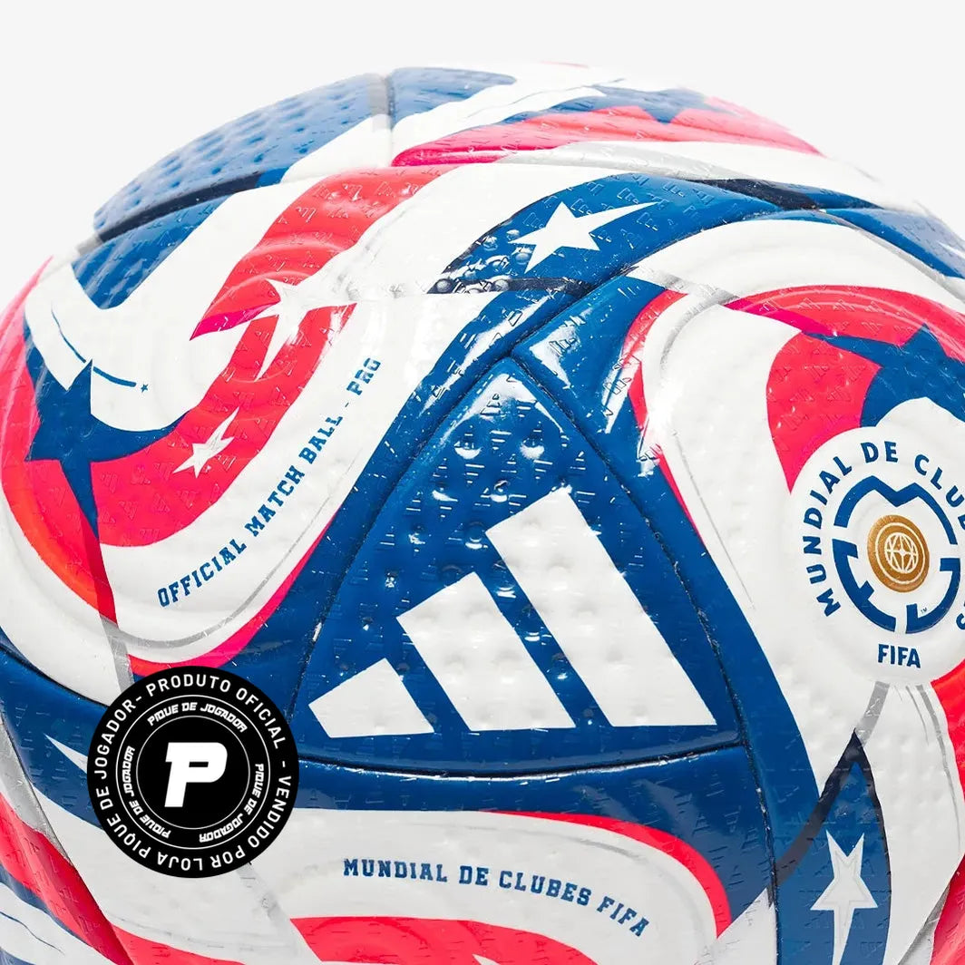 Bola Campo Adidas FIFA Club World Cup 2025 Pro Football, Bola, PIQUE DE JOGADOR, ESTRUTURA SEM COSTURAS | BOLA OFICIAL DA COMPETIÇÃO Em 2025, o melhor clube de futebol do mundo será coroado nos Estados Unidos. Com design inspirado em bandeiras onduladas e drapeado nas estrelas e listras, esta ousada bola adidas League foi criada para treino e partidas. Estampado no revestimento de TPU sem costuras, o logo do Mundial de Clubes da FIFA celebra uma nova e empolgante era para um torneio amado por todos.-PIQUE D