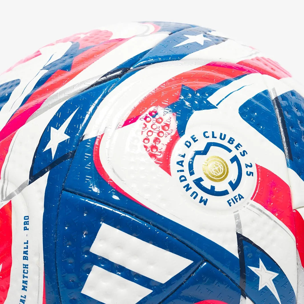 Bola Campo Adidas FIFA Club World Cup 2025 Pro Football, Bola, PIQUE DE JOGADOR, ESTRUTURA SEM COSTURAS | BOLA OFICIAL DA COMPETIÇÃO Em 2025, o melhor clube de futebol do mundo será coroado nos Estados Unidos. Com design inspirado em bandeiras onduladas e drapeado nas estrelas e listras, esta ousada bola adidas League foi criada para treino e partidas. Estampado no revestimento de TPU sem costuras, o logo do Mundial de Clubes da FIFA celebra uma nova e empolgante era para um torneio amado por todos.-PIQUE D