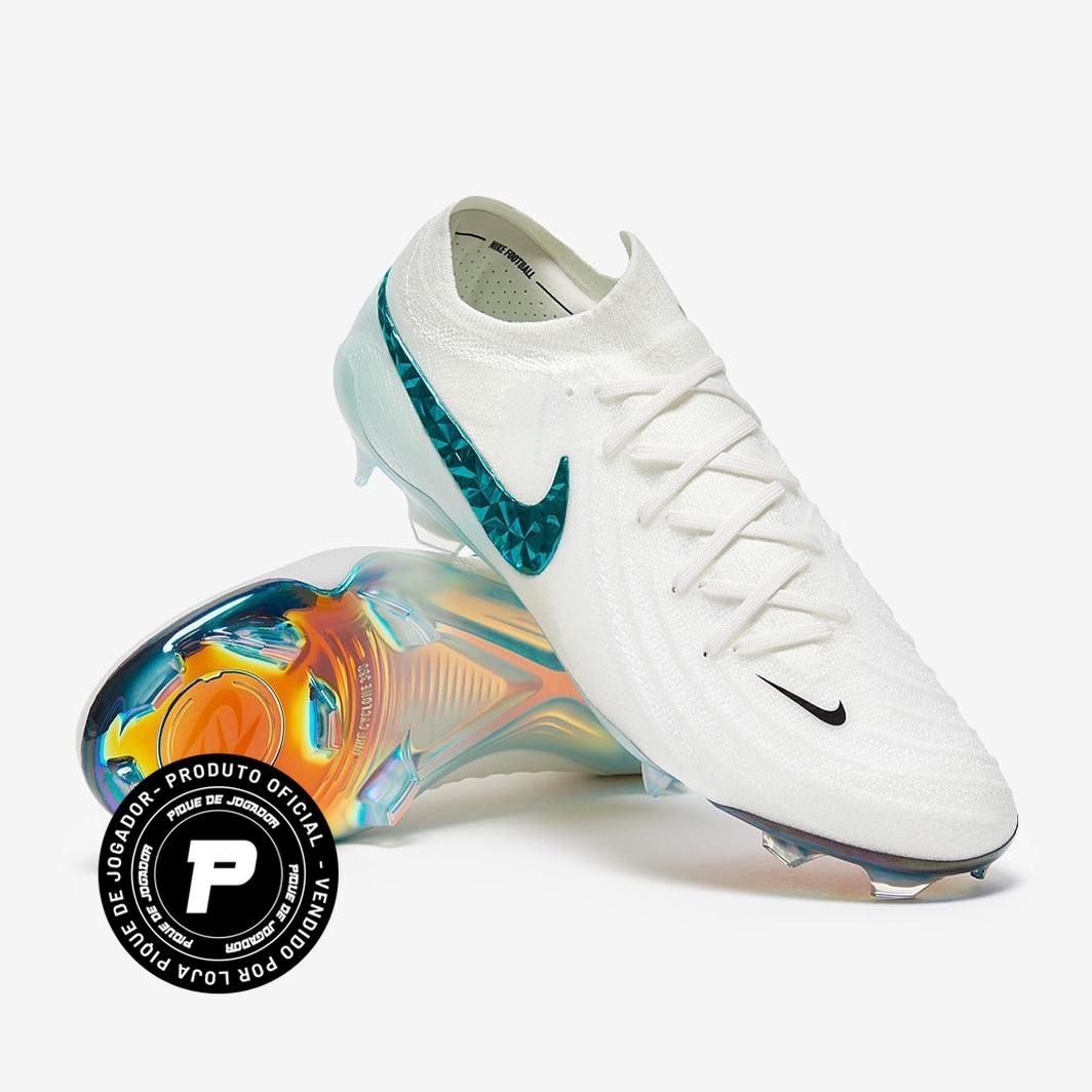 Chuteira Nike Phantom GX 2 Elite Campo, , Arquibancada Esportes, Precisão e Controle para Dominar o Jogo A Nike Phantom GX 2 Elite FG foi projetada para jogadores que buscam o máximo de controle e precisão nos gramados naturais. Com tecnologia de ponta, ajuste anatômico e tração otimizada, essa chuteira garante um toque refinado e estabilidade para jogadas decisivas. Toque Aprimorado e Controle Total O cabedal conta com a inovadora Nike Gripknit, que melhora a aderência da bola e proporciona controle excepc