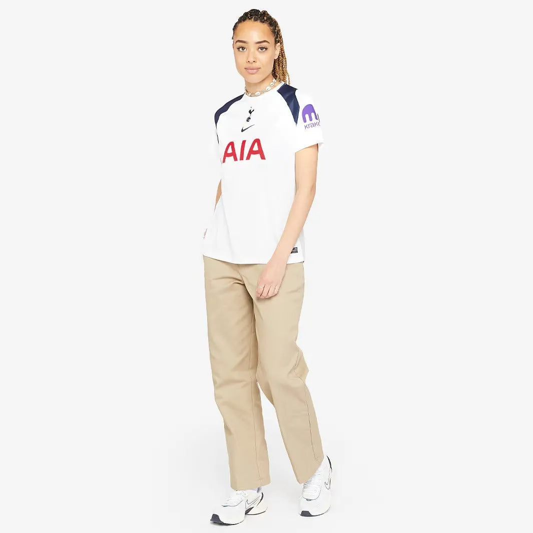 Camisa Feminina Nike Tottenham 2025/26 I Torcedor, Camisas de Futebol, PIQUE DE JOGADOR, FICHA TÉCNICA Composição: 100% PoliésterGênero: FemininoIndicada para: Jogo/CasualGênero: MasculinoEscudo: EmborrachadoOrigem: ImportadoManga: Curta-PIQUE DE JOGADOR