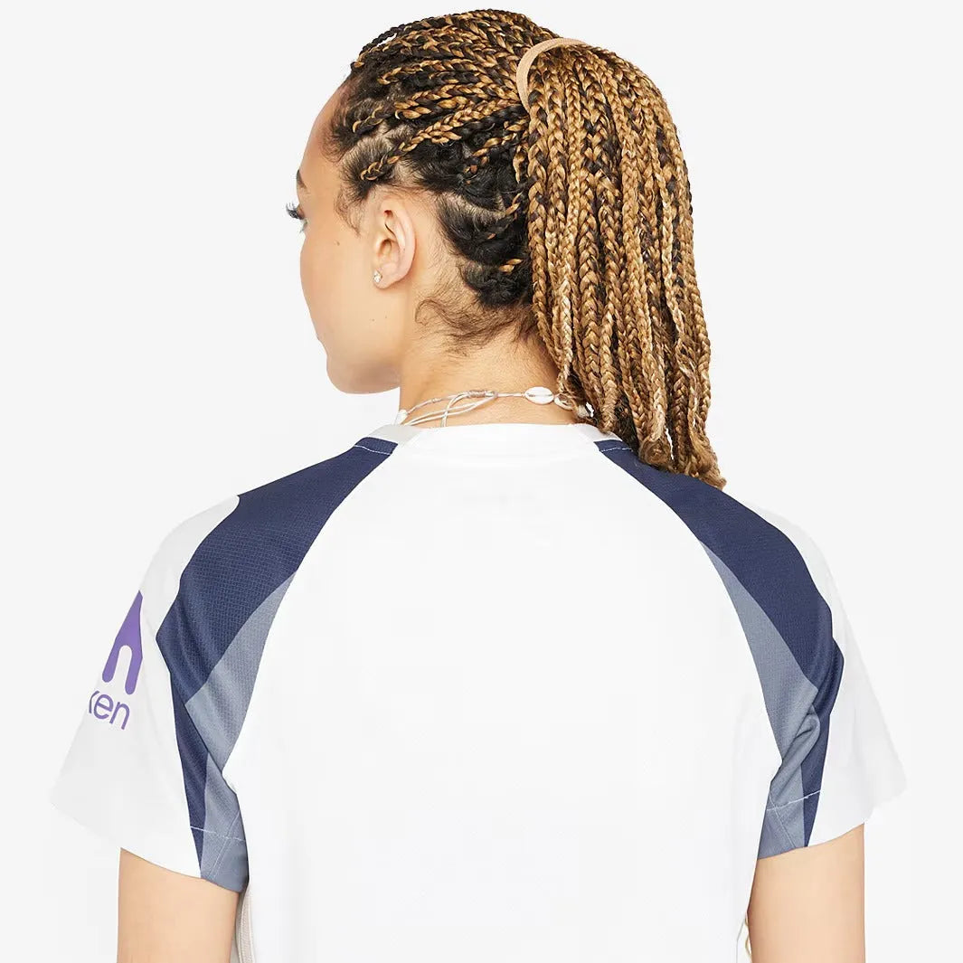 Camisa Feminina Nike Tottenham 2025/26 I Torcedor, Camisas de Futebol, PIQUE DE JOGADOR, FICHA TÉCNICA Composição: 100% PoliésterGênero: FemininoIndicada para: Jogo/CasualGênero: MasculinoEscudo: EmborrachadoOrigem: ImportadoManga: Curta-PIQUE DE JOGADOR
