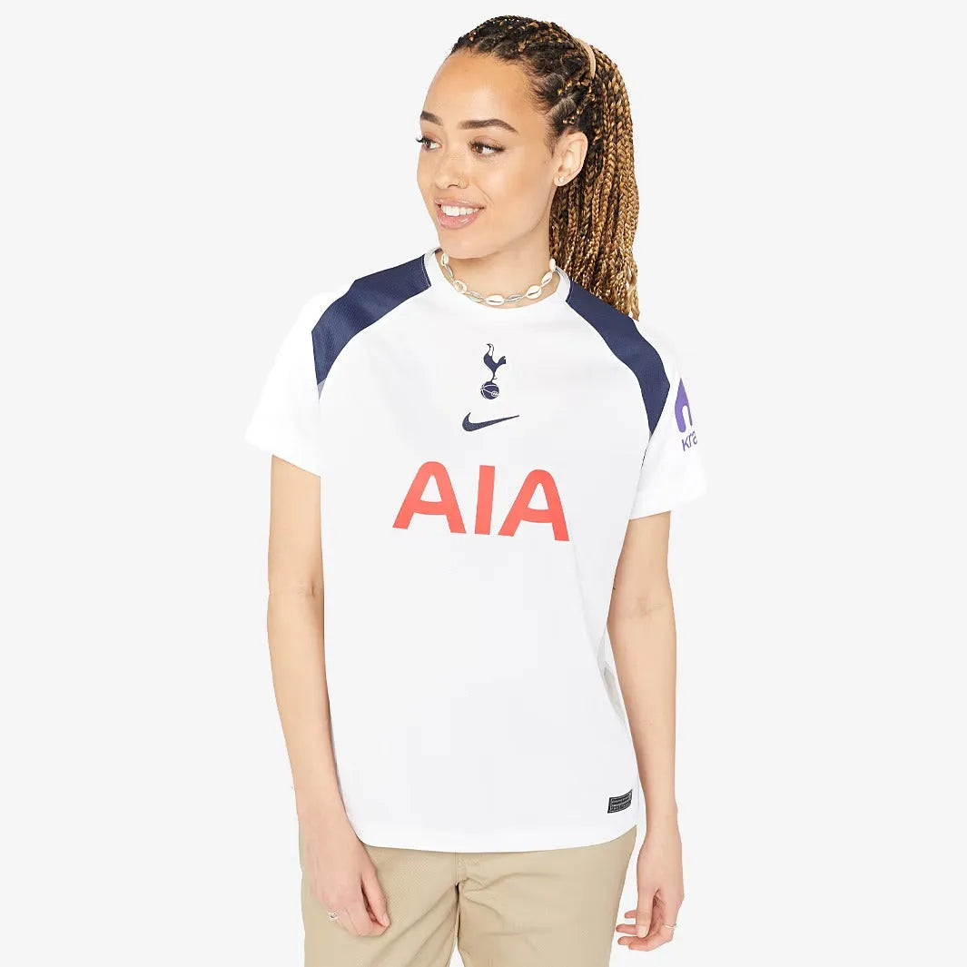 Camisa Feminina Nike Tottenham 2025/26 I Torcedor, Camisas de Futebol, PIQUE DE JOGADOR, FICHA TÉCNICA Composição: 100% PoliésterGênero: FemininoIndicada para: Jogo/CasualGênero: MasculinoEscudo: EmborrachadoOrigem: ImportadoManga: Curta-PIQUE DE JOGADOR