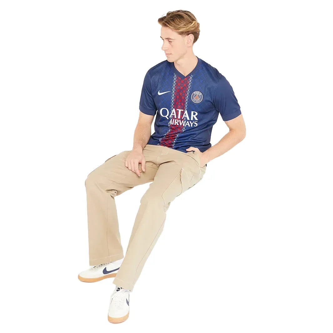 Camisa Nike Paris Saint Germain 25/26 Home, Camisa Futebol, Nike, Ficha do Produto TecnologiaDri-Fit: Sistema que controla o excesso de umidade do corpo, garantindo a rápida secagem do suor durante os exercícios. Composição: 100% PoliésterMarca: NikeIndicada para: Jogo/CasualGênero: MasculinoEscudo: BordadoOrigem: ImportadoManga: Curta-PIQUE DE JOGADOR