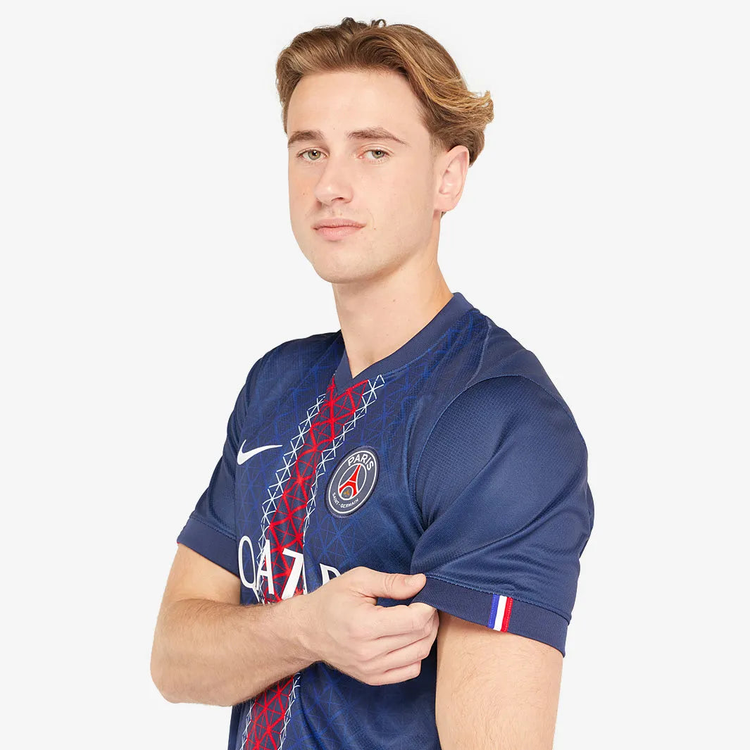 Camisa Nike Paris Saint Germain 25/26 Home, Camisa Futebol, Nike, Ficha do Produto TecnologiaDri-Fit: Sistema que controla o excesso de umidade do corpo, garantindo a rápida secagem do suor durante os exercícios. Composição: 100% PoliésterMarca: NikeIndicada para: Jogo/CasualGênero: MasculinoEscudo: BordadoOrigem: ImportadoManga: Curta-PIQUE DE JOGADOR