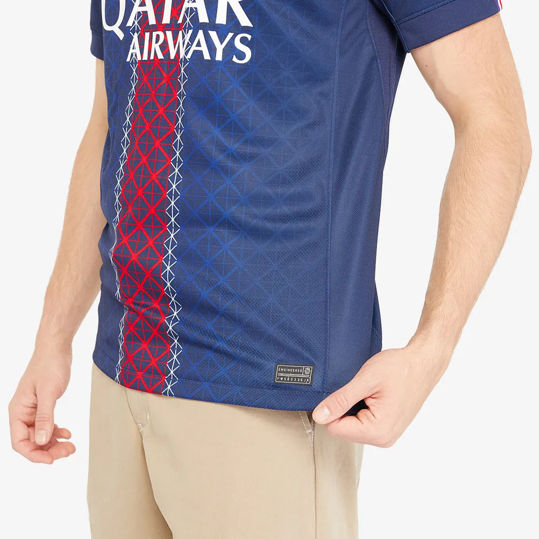 Camisa Nike Paris Saint Germain 25/26 Home, Camisa Futebol, Nike, Ficha do Produto TecnologiaDri-Fit: Sistema que controla o excesso de umidade do corpo, garantindo a rápida secagem do suor durante os exercícios. Composição: 100% PoliésterMarca: NikeIndicada para: Jogo/CasualGênero: MasculinoEscudo: BordadoOrigem: ImportadoManga: Curta-PIQUE DE JOGADOR