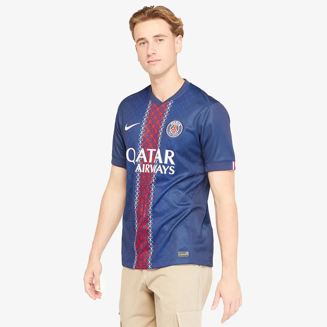 Camisa Nike Paris Saint Germain 25/26 Home, Camisa Futebol, Nike, Ficha do Produto TecnologiaDri-Fit: Sistema que controla o excesso de umidade do corpo, garantindo a rápida secagem do suor durante os exercícios. Composição: 100% PoliésterMarca: NikeIndicada para: Jogo/CasualGênero: MasculinoEscudo: BordadoOrigem: ImportadoManga: Curta-PIQUE DE JOGADOR