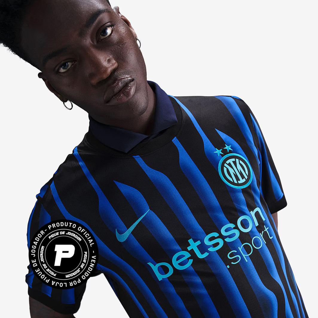 Camisa Nike Inter de Milão 25/26 Home, Camisa Futebol, Nike, Ficha do Produto TecnologiaDri-Fit: Sistema que controla o excesso de umidade do corpo, garantindo a rápida secagem do suor durante os exercícios. Composição: 100% PoliésterMarca: NikeIndicada para: Jogo/CasualGênero: MasculinoEscudo: BordadoOrigem: ImportadoManga: Curta-PIQUE DE JOGADOR