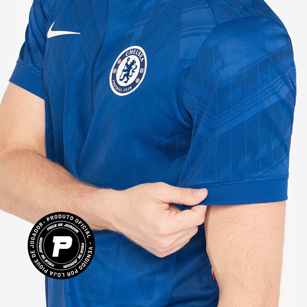 Camisa Nike Chelsea 25/26 Home, Camisa Futebol, Nike, Ficha do Produto TecnologiaDri-Fit: Sistema que controla o excesso de umidade do corpo, garantindo a rápida secagem do suor durante os exercícios. Composição: 100% PoliésterMarca: NikeIndicada para: Jogo/CasualGênero: MasculinoEscudo: BordadoOrigem: ImportadoManga: Curta-PIQUE DE JOGADOR
