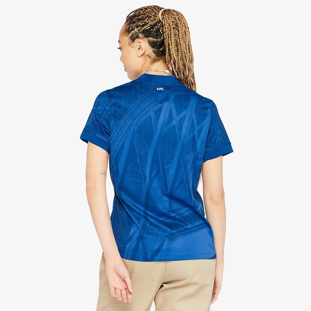 Camisa Feminina Nike Chelsea 2025/26 I Torcedor, Camisas de Futebol, PIQUE DE JOGADOR, FICHA TÉCNICA Composição: 100% PoliésterGênero: FemininoIndicada para: Jogo/CasualGênero: MasculinoEscudo: EmborrachadoOrigem: ImportadoManga: Curta-PIQUE DE JOGADOR