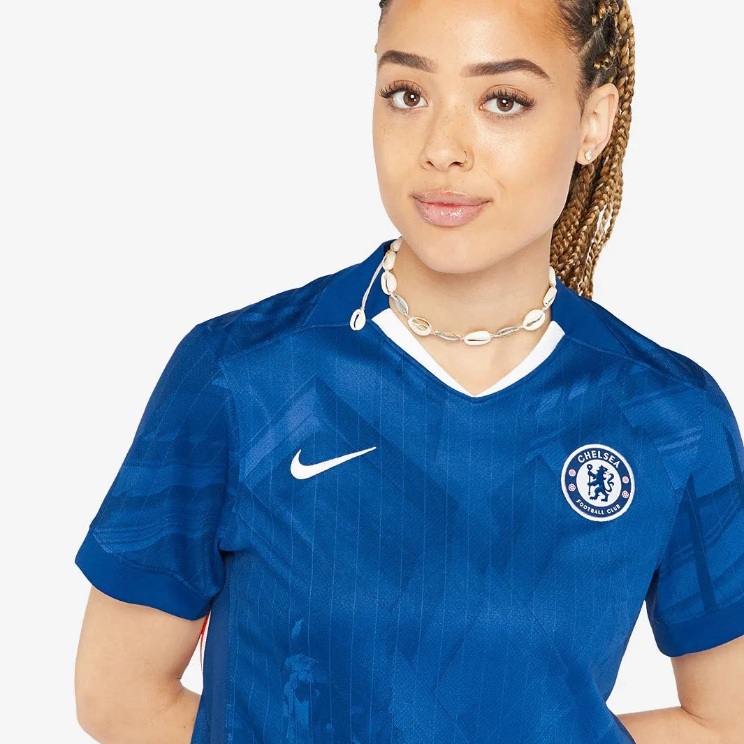 Camisa Feminina Nike Chelsea 2025/26 I Torcedor, Camisas de Futebol, PIQUE DE JOGADOR, FICHA TÉCNICA Composição: 100% PoliésterGênero: FemininoIndicada para: Jogo/CasualGênero: MasculinoEscudo: EmborrachadoOrigem: ImportadoManga: Curta-PIQUE DE JOGADOR
