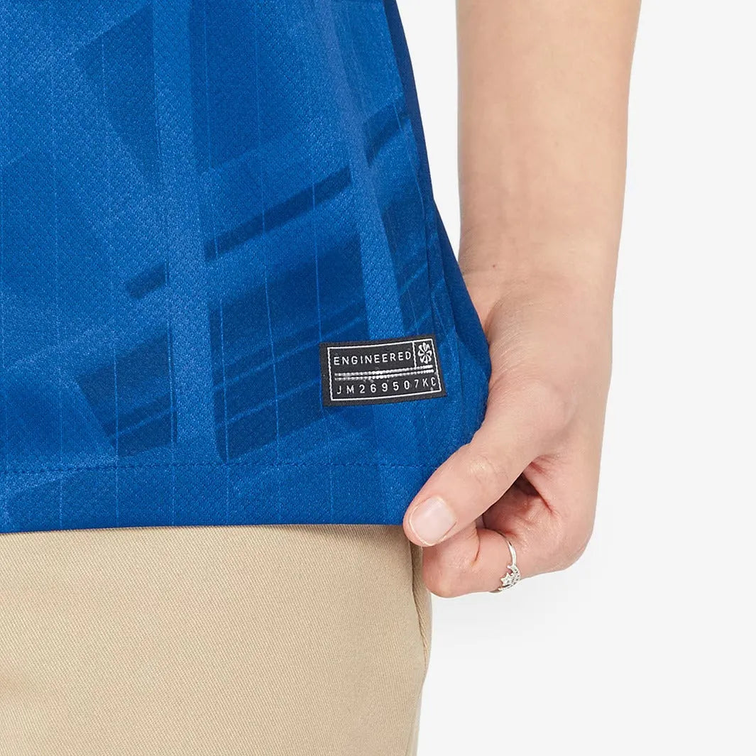 Camisa Feminina Nike Chelsea 2025/26 I Torcedor, Camisas de Futebol, PIQUE DE JOGADOR, FICHA TÉCNICA Composição: 100% PoliésterGênero: FemininoIndicada para: Jogo/CasualGênero: MasculinoEscudo: EmborrachadoOrigem: ImportadoManga: Curta-PIQUE DE JOGADOR