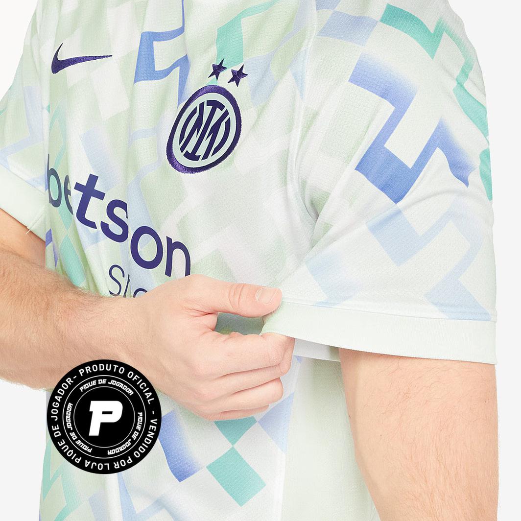 Camisa Nike Inter de Milão 25/26 Away, Camisa Futebol, Nike, Ficha do Produto TecnologiaDri-Fit: Sistema que controla o excesso de umidade do corpo, garantindo a rápida secagem do suor durante os exercícios. Composição: 100% PoliésterMarca: NikeIndicada para: Jogo/CasualGênero: MasculinoEscudo: BordadoOrigem: ImportadoManga: Curta-PIQUE DE JOGADOR