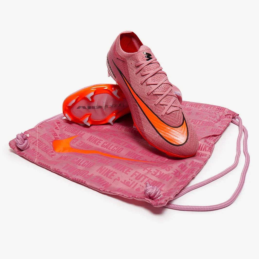 Chuteira Nike Air Zoom Mercurial Vapor XVI Elite FG, Chuteira, Nike, Descrição Tem obsessão por velocidade? As maiores estrelas do jogo também. É por isso que essa chuteira Elite apresenta uma unidade Air Zoom de 3/4 de comprimento. Ela dá a você a propulsão necessária para romper a linha de defesa e dá aos jogadores mais rápidos do jogo a propulsão de que precisam. O resultado é a Mercurial mais ágil que já fizemos, porque você exige excelência a todo momento. Tração rápida O padrão de tração semelhante a 