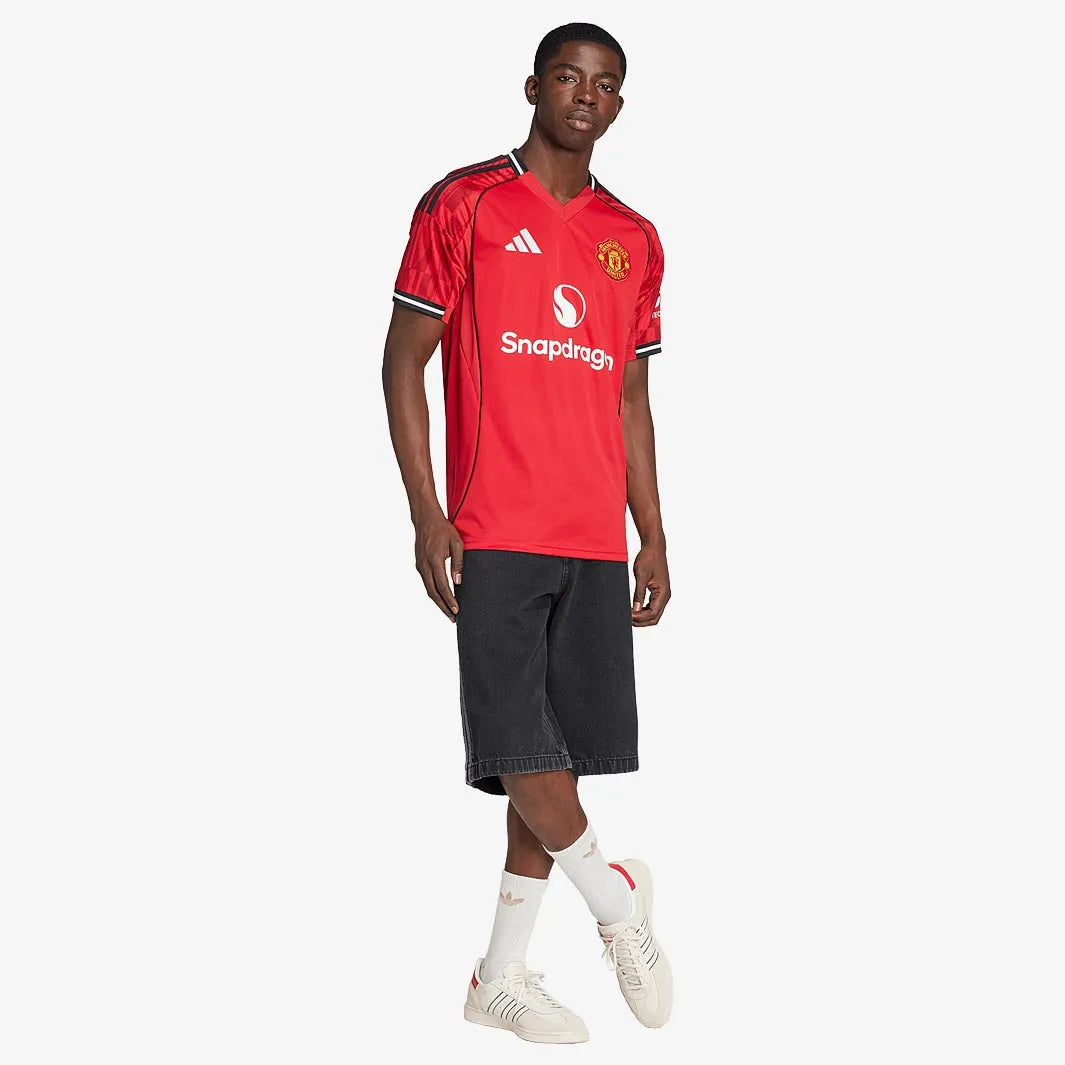 Camisa Adidas Manchester United 25/26 Home, Camisa Futebol, Adidas, Ficha do Produto TecnologiaAeroReady: Sistema que controla o excesso de umidade do corpo, garantindo a rápida secagem do suor durante os exercícios. Composição: 100% PoliésterMarca: AdidasIndicada para: Jogo/CasualGênero: MasculinoEscudo: BordadoOrigem: ImportadoManga: Curta-PIQUE DE JOGADOR