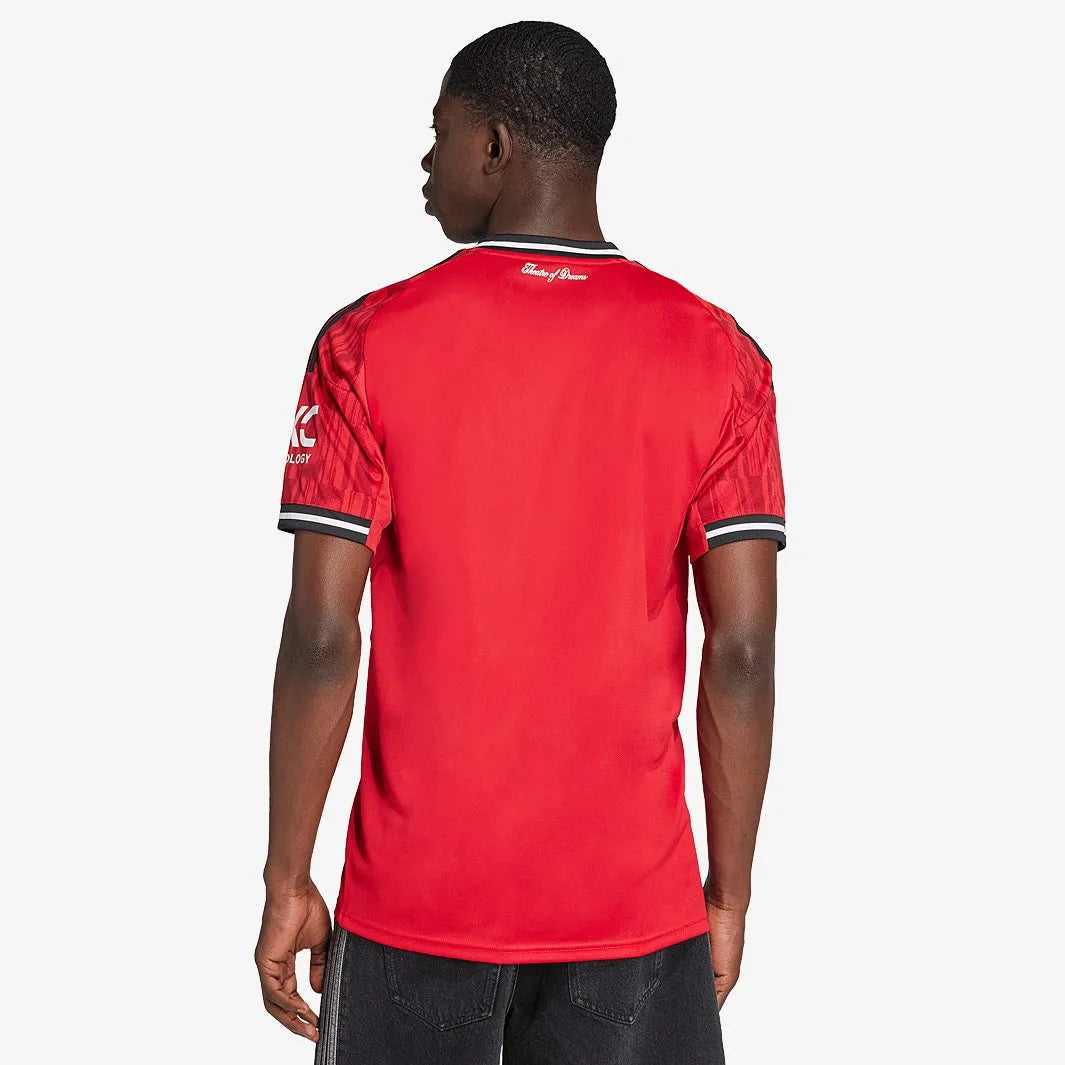 Camisa Adidas Manchester United 25/26 Home, Camisa Futebol, Adidas, Ficha do Produto TecnologiaAeroReady: Sistema que controla o excesso de umidade do corpo, garantindo a rápida secagem do suor durante os exercícios. Composição: 100% PoliésterMarca: AdidasIndicada para: Jogo/CasualGênero: MasculinoEscudo: BordadoOrigem: ImportadoManga: Curta-PIQUE DE JOGADOR