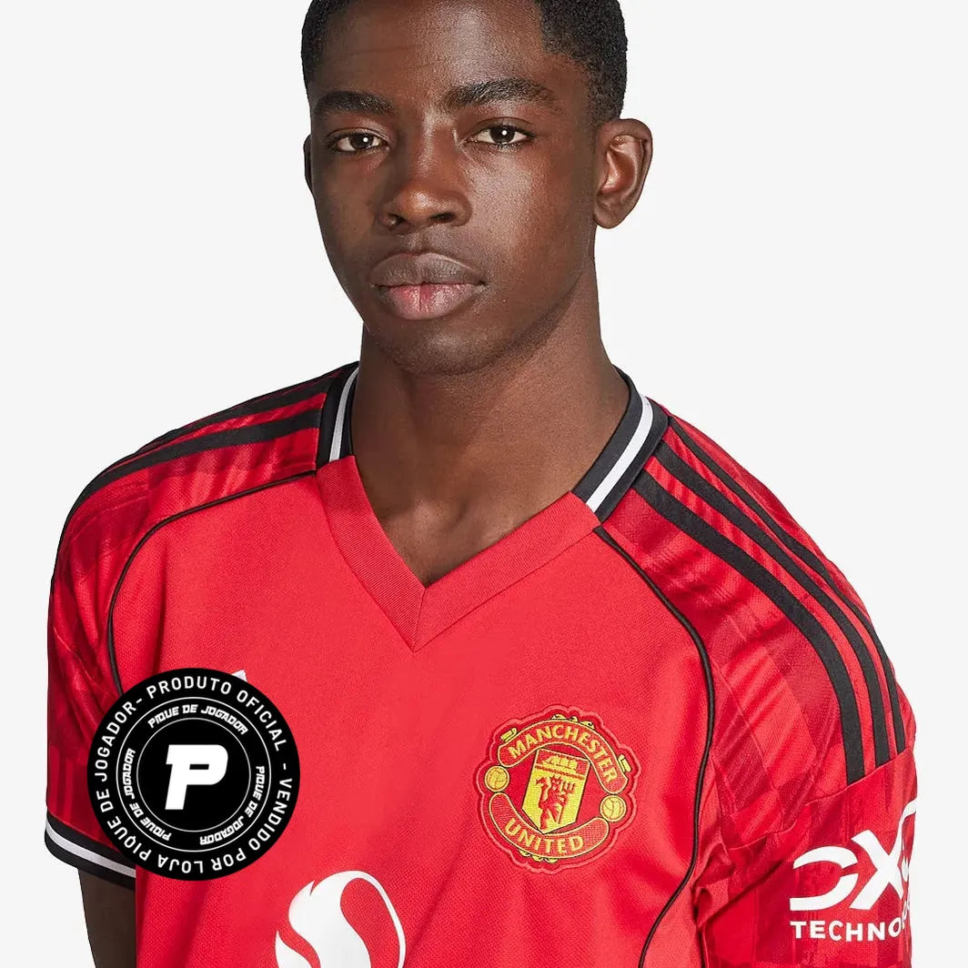 Camisa Adidas Manchester United 25/26 Home, Camisa Futebol, Adidas, Ficha do Produto TecnologiaAeroReady: Sistema que controla o excesso de umidade do corpo, garantindo a rápida secagem do suor durante os exercícios. Composição: 100% PoliésterMarca: AdidasIndicada para: Jogo/CasualGênero: MasculinoEscudo: BordadoOrigem: ImportadoManga: Curta-PIQUE DE JOGADOR
