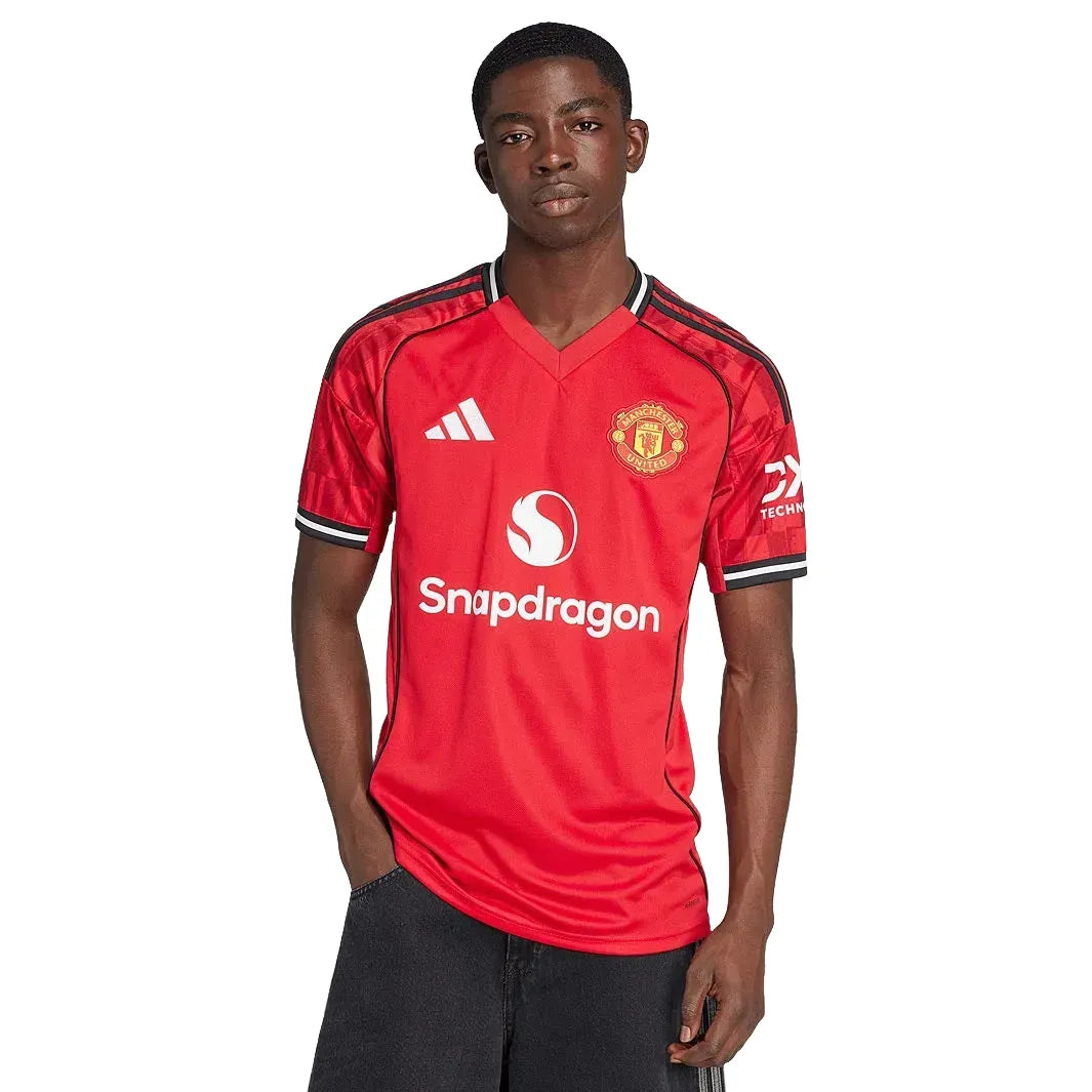 Camisa Adidas Manchester United 25/26 Home, Camisa Futebol, Adidas, Ficha do Produto TecnologiaAeroReady: Sistema que controla o excesso de umidade do corpo, garantindo a rápida secagem do suor durante os exercícios. Composição: 100% PoliésterMarca: AdidasIndicada para: Jogo/CasualGênero: MasculinoEscudo: BordadoOrigem: ImportadoManga: Curta-PIQUE DE JOGADOR