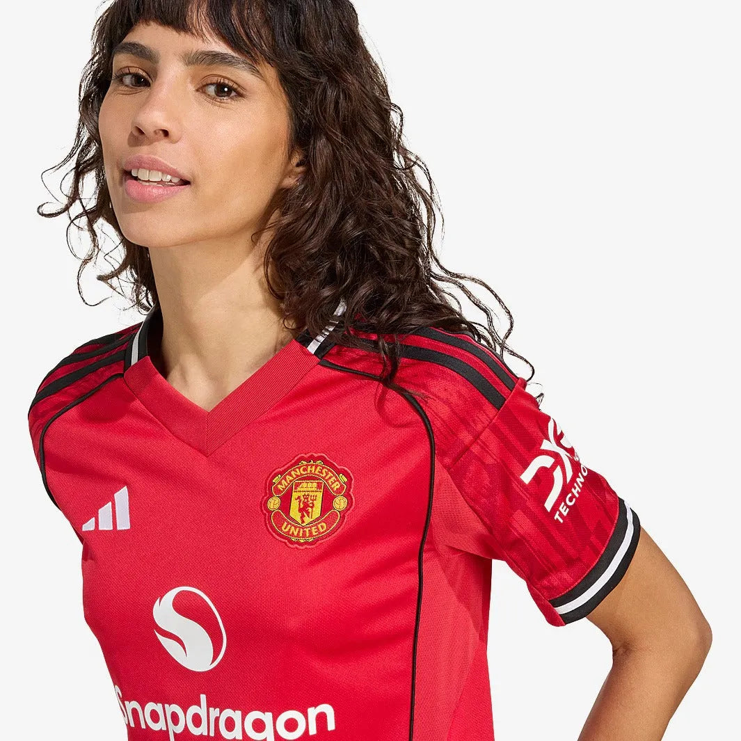 Camisa Feminina adidas Manchester United 2025/26 I, Camisas de Futebol, PIQUE DE JOGADOR, FICHA TÉCNICA Composição: 100% PoliésterGênero: FemininoIndicada para: Jogo/CasualGênero: MasculinoEscudo: EmborrachadoOrigem: ImportadoManga: Curta-PIQUE DE JOGADOR
