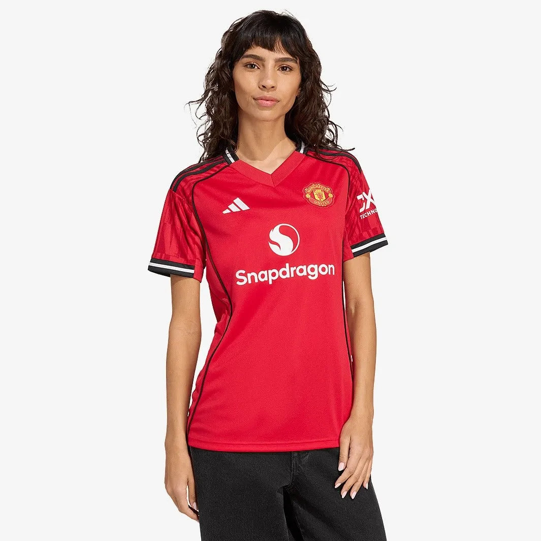 Camisa Feminina adidas Manchester United 2025/26 I, Camisas de Futebol, PIQUE DE JOGADOR, FICHA TÉCNICA Composição: 100% PoliésterGênero: FemininoIndicada para: Jogo/CasualGênero: MasculinoEscudo: EmborrachadoOrigem: ImportadoManga: Curta-PIQUE DE JOGADOR