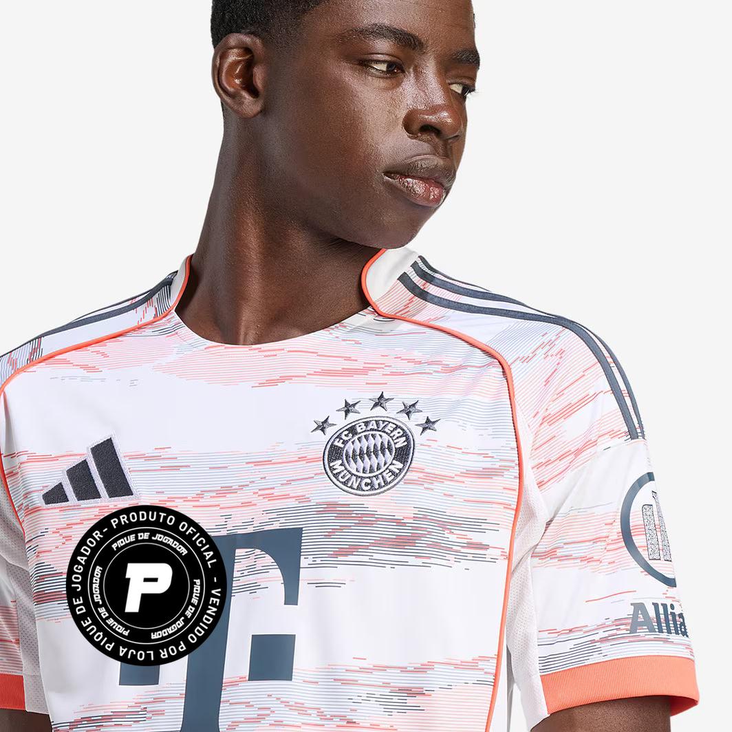 Camisa Adidas Bayern de Munique 25/26 Away, Camisa Futebol, Adidas, Ficha do Produto TecnologiaAeroReady: Sistema que controla o excesso de umidade do corpo, garantindo a rápida secagem do suor durante os exercícios. Composição: 100% PoliésterMarca: AdidasIndicada para: Jogo/CasualGênero: MasculinoEscudo: BordadoOrigem: ImportadoManga: Curta-PIQUE DE JOGADOR