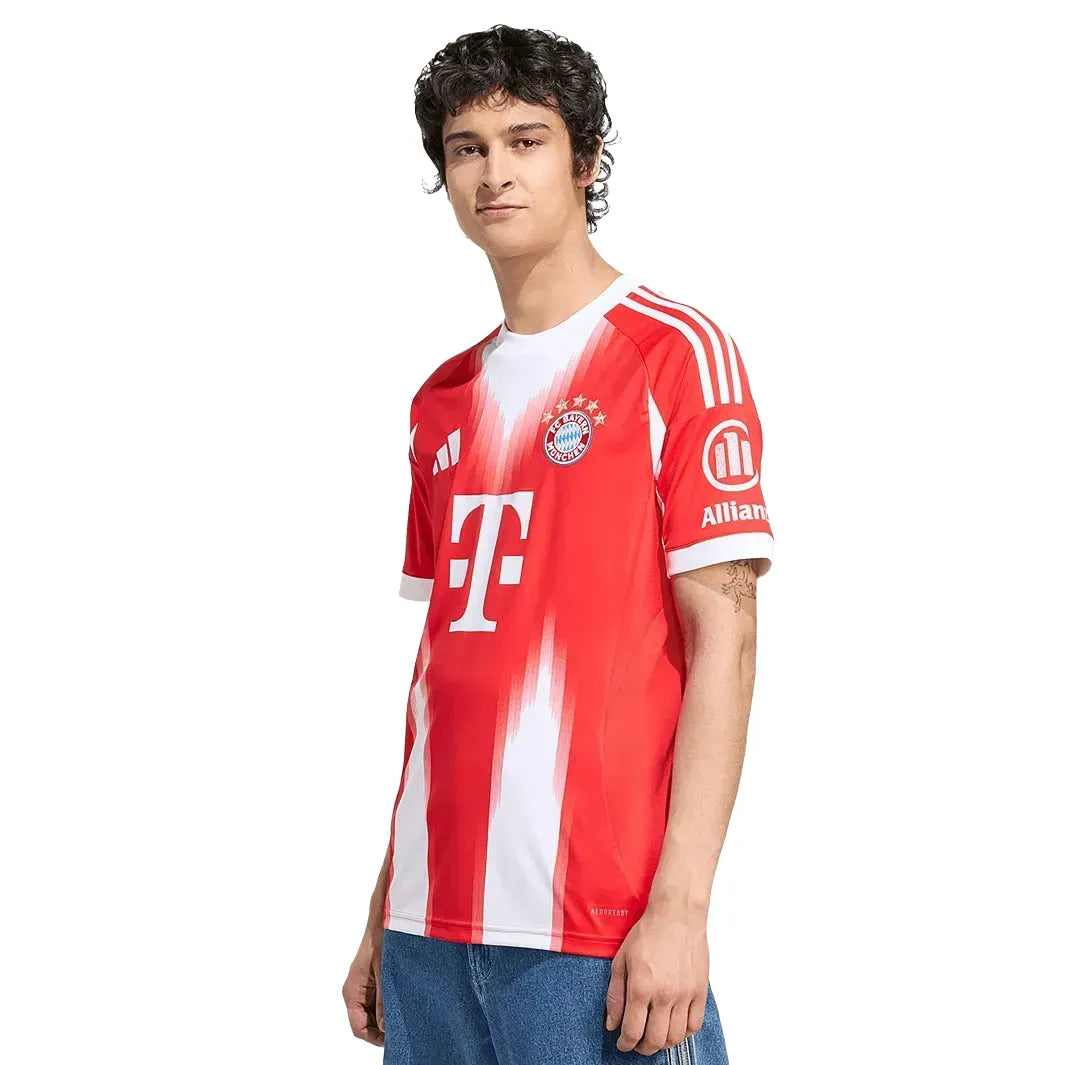 Camisa Adidas Bayern de Munique 25/26 Home, Camisa Futebol, Adidas, Ficha do Produto TecnologiaAeroReady: Sistema que controla o excesso de umidade do corpo, garantindo a rápida secagem do suor durante os exercícios. Composição: 100% PoliésterMarca: AdidasIndicada para: Jogo/CasualGênero: MasculinoEscudo: BordadoOrigem: ImportadoManga: Curta-PIQUE DE JOGADOR