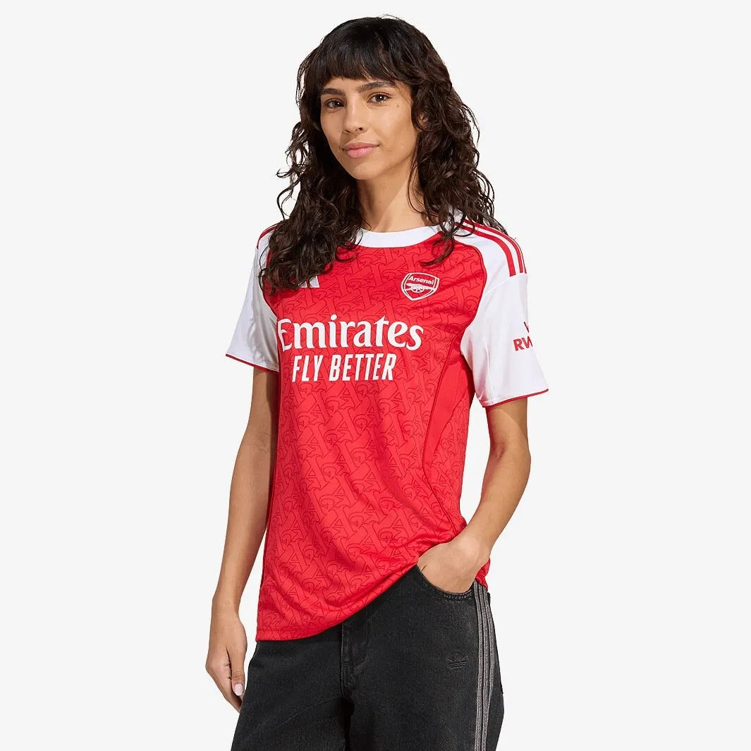 Camisa Feminina adidas Arsenal 2024/25 I, Camisas de Futebol, PIQUE DE JOGADOR, FICHA TÉCNICA Composição: 100% PoliésterGênero: FemininoIndicada para: Jogo/CasualGênero: MasculinoEscudo: EmborrachadoOrigem: ImportadoManga: Curta-PIQUE DE JOGADOR