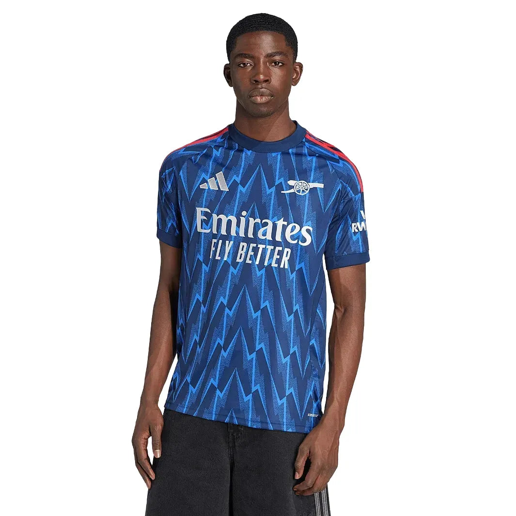 Camisa Adidas Arsenal 25/26 Away, Camisa Futebol, Adidas, Ficha do Produto TecnologiaAeroReady: Sistema que controla o excesso de umidade do corpo, garantindo a rápida secagem do suor durante os exercícios. Composição: 100% PoliésterMarca: AdidasIndicada para: Jogo/CasualGênero: MasculinoEscudo: BordadoOrigem: ImportadoManga: Curta-PIQUE DE JOGADOR