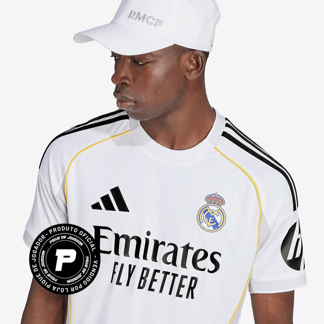 Camisa Adidas Real Madrid 25/26 Home, Camisa Futebol, Adidas, Ficha do Produto TecnologiaAeroReady: Sistema que controla o excesso de umidade do corpo, garantindo a rápida secagem do suor durante os exercícios. Composição: 100% PoliésterMarca: AdidasIndicada para: Jogo/CasualGênero: MasculinoEscudo: BordadoOrigem: ImportadoManga: Curta-PIQUE DE JOGADOR