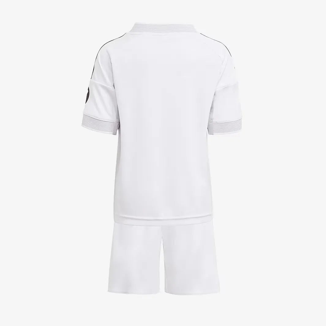 Conjunto Infantil adidas Real Madrid 2025/26 I, Camisas de Futebol, PIQUE DE JOGADOR, A camisa que representa tradição, história e realeza do futebol mundial agora em versão infantil para os pequenos torcedores que sonham grande desde cedo. O conjunto titular do Real Madrid 2025/26 traz a clássica combinação em branco com novos detalhes modernos, mantendo a elegância que só o manto merengue tem. Composto por camisa e short, o kit é produzido com tecido leve e a tecnologia AEROREADY, garantindo conforto, res