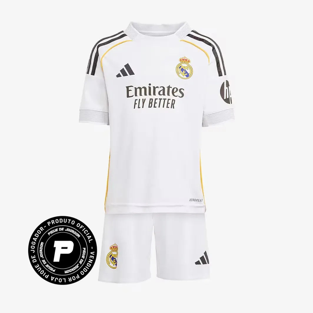 Conjunto Infantil adidas Real Madrid 2025/26 I, Camisas de Futebol, PIQUE DE JOGADOR, A camisa que representa tradição, história e realeza do futebol mundial agora em versão infantil para os pequenos torcedores que sonham grande desde cedo. O conjunto titular do Real Madrid 2025/26 traz a clássica combinação em branco com novos detalhes modernos, mantendo a elegância que só o manto merengue tem. Composto por camisa e short, o kit é produzido com tecido leve e a tecnologia AEROREADY, garantindo conforto, res