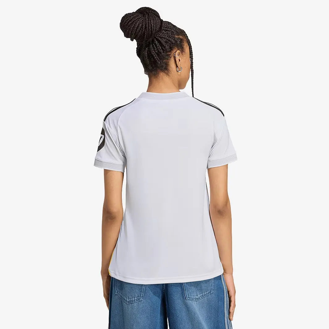 Camisa Feminina adidas Real Madrid 2025/26 I, Camisas de Futebol, PIQUE DE JOGADOR, FICHA TÉCNICA Composição: 100% PoliésterGênero: FemininoIndicada para: Jogo/CasualGênero: MasculinoEscudo: EmborrachadoOrigem: ImportadoManga: Curta-PIQUE DE JOGADOR
