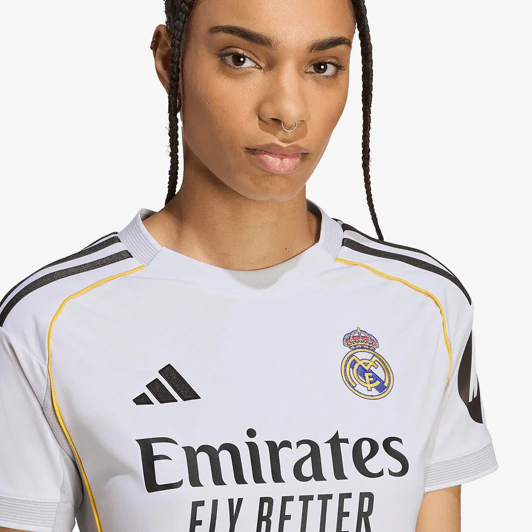 Camisa Feminina adidas Real Madrid 2025/26 I, Camisas de Futebol, PIQUE DE JOGADOR, FICHA TÉCNICA Composição: 100% PoliésterGênero: FemininoIndicada para: Jogo/CasualGênero: MasculinoEscudo: EmborrachadoOrigem: ImportadoManga: Curta-PIQUE DE JOGADOR