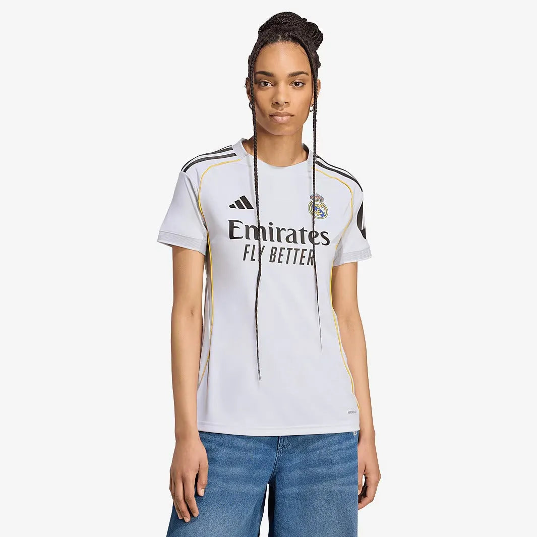 Camisa Feminina adidas Real Madrid 2025/26 I, Camisas de Futebol, PIQUE DE JOGADOR, FICHA TÉCNICA Composição: 100% PoliésterGênero: FemininoIndicada para: Jogo/CasualGênero: MasculinoEscudo: EmborrachadoOrigem: ImportadoManga: Curta-PIQUE DE JOGADOR