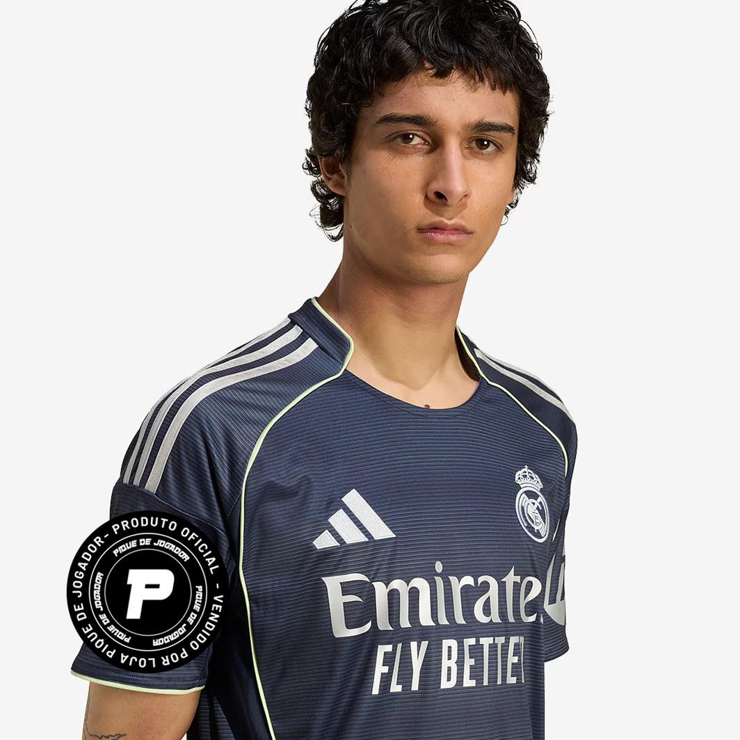 Camisa Adidas Real Madrid 25/26 Away, Camisa Futebol, Adidas, Ficha do Produto TecnologiaAeroReady: Sistema que controla o excesso de umidade do corpo, garantindo a rápida secagem do suor durante os exercícios. Composição: 100% PoliésterMarca: AdidasIndicada para: Jogo/CasualGênero: MasculinoEscudo: BordadoOrigem: ImportadoManga: Curta-PIQUE DE JOGADOR