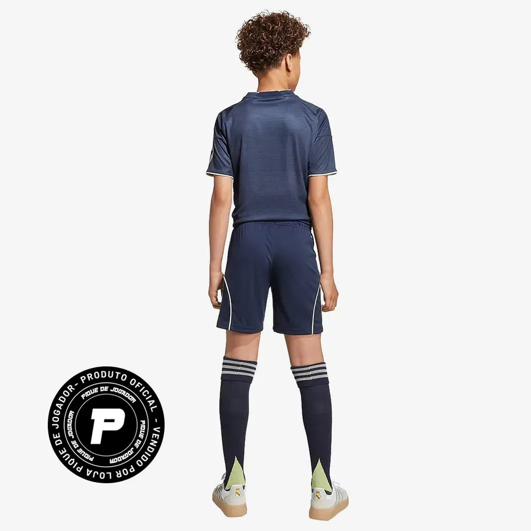 Conjunto Infantil adidas Real Madrid 2025/26 II, Camisas de Futebol, PIQUE DE JOGADOR, O novo conjunto reserva do Real Madrid 2025/26 chega em versão infantil com design arrojado e presença marcante. Feito para os pequenos torcedores que já vivem a grandeza merengue desde cedo. A camisa e o short seguem o estilo imponente da nova temporada, com cores ousadas e detalhes que reforçam a identidade do clube mais vitorioso do mundo. Com tecido leve e tecnologia AEROREADY, o conjunto oferece conforto, respirabili