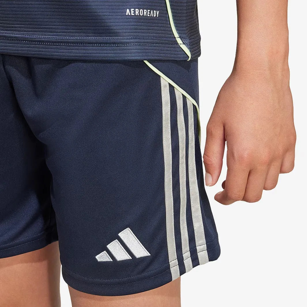 Conjunto Infantil adidas Real Madrid 2025/26 II, Camisas de Futebol, PIQUE DE JOGADOR, O novo conjunto reserva do Real Madrid 2025/26 chega em versão infantil com design arrojado e presença marcante. Feito para os pequenos torcedores que já vivem a grandeza merengue desde cedo. A camisa e o short seguem o estilo imponente da nova temporada, com cores ousadas e detalhes que reforçam a identidade do clube mais vitorioso do mundo. Com tecido leve e tecnologia AEROREADY, o conjunto oferece conforto, respirabili