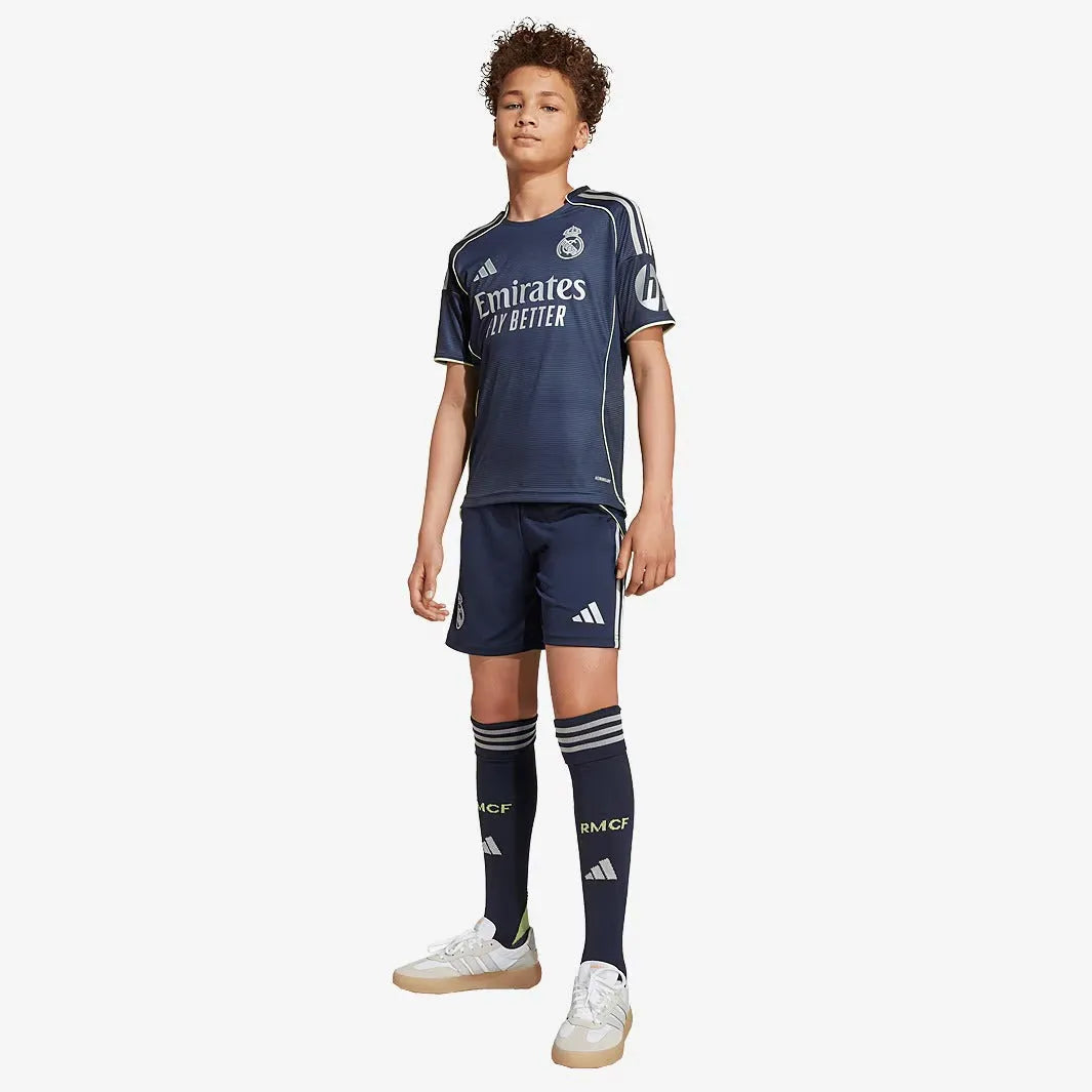 Conjunto Infantil adidas Real Madrid 2025/26 II, Camisas de Futebol, PIQUE DE JOGADOR, O novo conjunto reserva do Real Madrid 2025/26 chega em versão infantil com design arrojado e presença marcante. Feito para os pequenos torcedores que já vivem a grandeza merengue desde cedo. A camisa e o short seguem o estilo imponente da nova temporada, com cores ousadas e detalhes que reforçam a identidade do clube mais vitorioso do mundo. Com tecido leve e tecnologia AEROREADY, o conjunto oferece conforto, respirabili