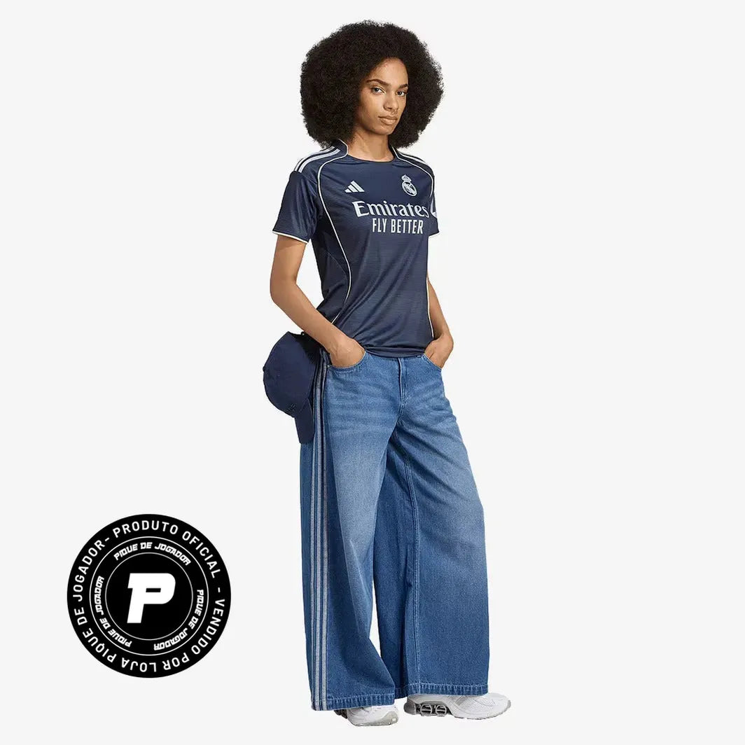 Camisa Feminina adidas Real Madrid 2025/26 II, Camisas de Futebol, PIQUE DE JOGADOR, FICHA TÉCNICA Composição: 100% PoliésterGênero: FemininoIndicada para: Jogo/CasualGênero: MasculinoEscudo: EmborrachadoOrigem: ImportadoManga: Curta-PIQUE DE JOGADOR