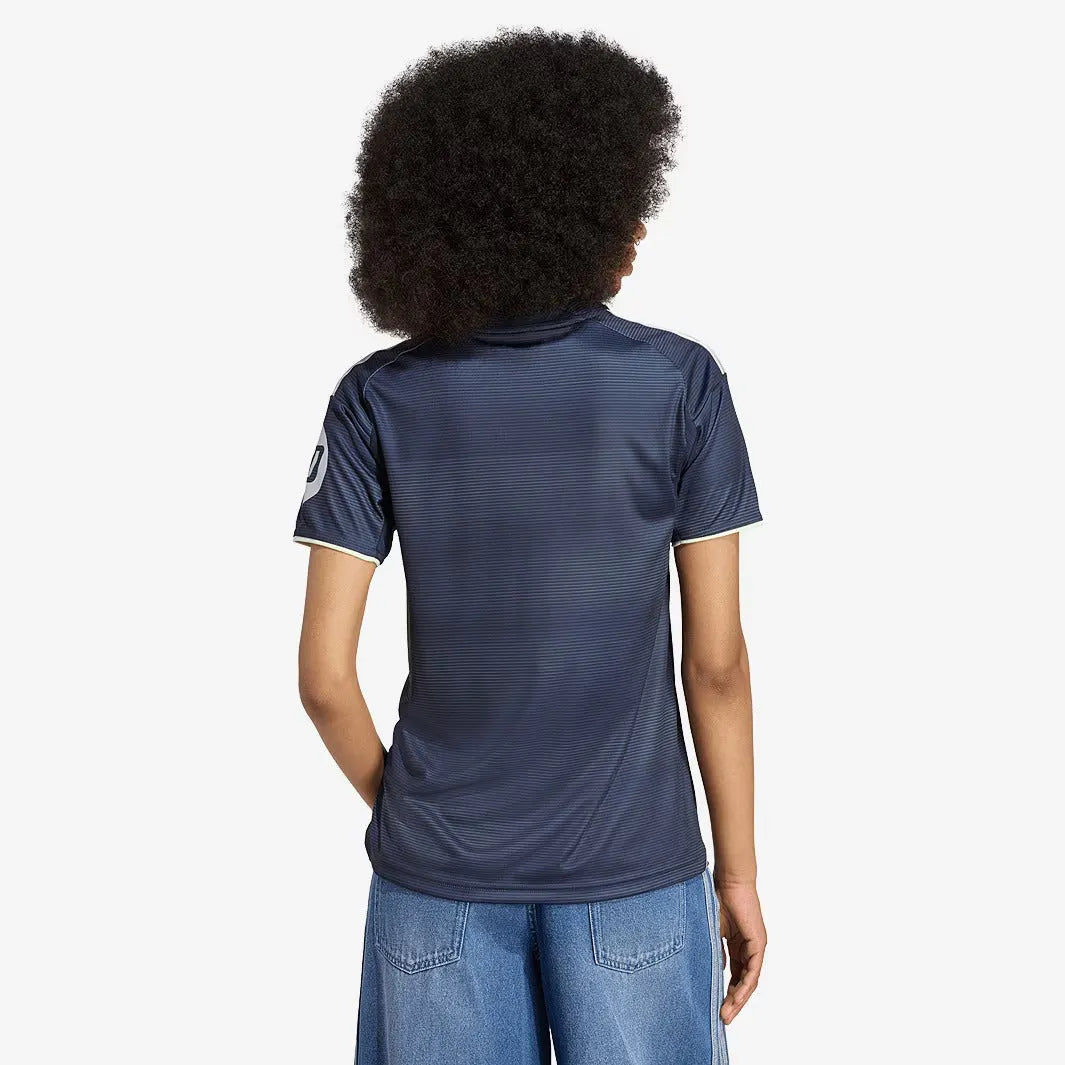 Camisa Feminina adidas Real Madrid 2025/26 II, Camisas de Futebol, PIQUE DE JOGADOR, FICHA TÉCNICA Composição: 100% PoliésterGênero: FemininoIndicada para: Jogo/CasualGênero: MasculinoEscudo: EmborrachadoOrigem: ImportadoManga: Curta-PIQUE DE JOGADOR