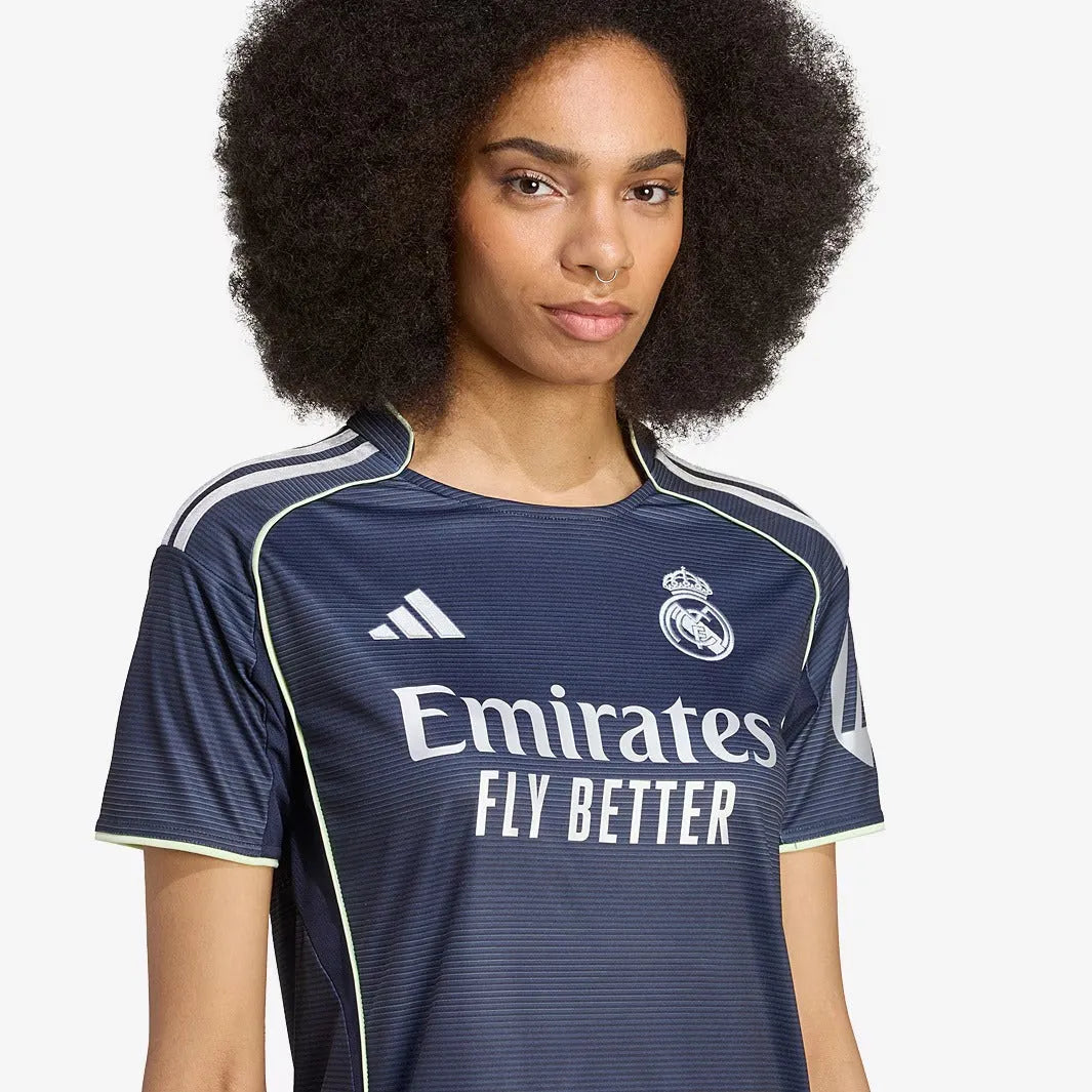 Camisa Feminina adidas Real Madrid 2025/26 II, Camisas de Futebol, PIQUE DE JOGADOR, FICHA TÉCNICA Composição: 100% PoliésterGênero: FemininoIndicada para: Jogo/CasualGênero: MasculinoEscudo: EmborrachadoOrigem: ImportadoManga: Curta-PIQUE DE JOGADOR