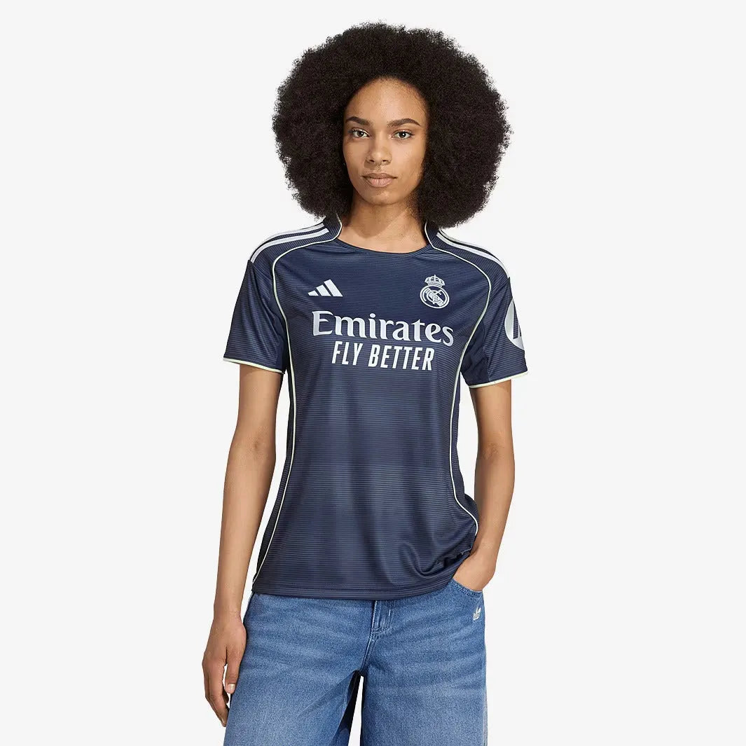 Camisa Feminina adidas Real Madrid 2025/26 II, Camisas de Futebol, PIQUE DE JOGADOR, FICHA TÉCNICA Composição: 100% PoliésterGênero: FemininoIndicada para: Jogo/CasualGênero: MasculinoEscudo: EmborrachadoOrigem: ImportadoManga: Curta-PIQUE DE JOGADOR