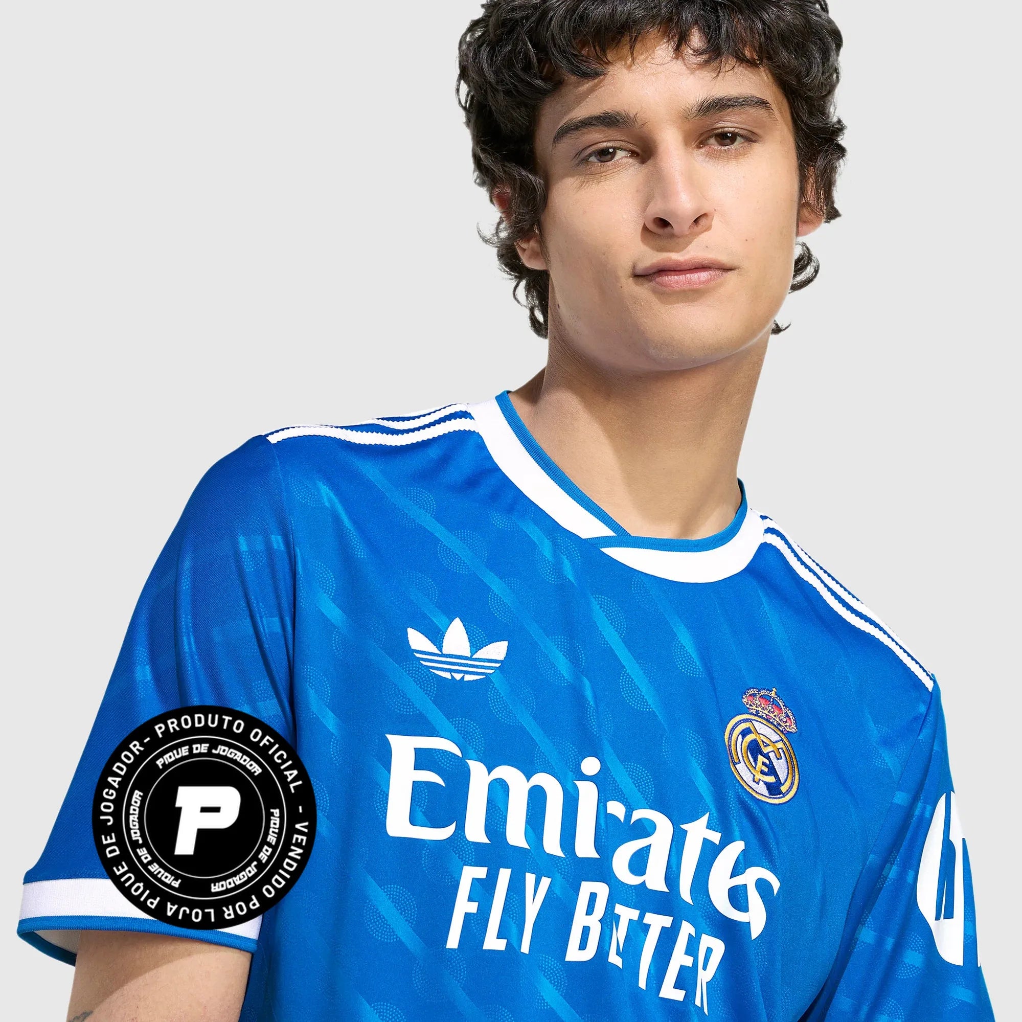 Camisa Adidas Real Madrid 25/26 Third, Camisa Futebol, Adidas, Ficha do Produto TecnologiaAeroReady: Sistema que controla o excesso de umidade do corpo, garantindo a rápida secagem do suor durante os exercícios. Composição: 100% PoliésterMarca: AdidasIndicada para: Jogo/CasualGênero: MasculinoEscudo: BordadoOrigem: ImportadoManga: Curta-PIQUE DE JOGADOR