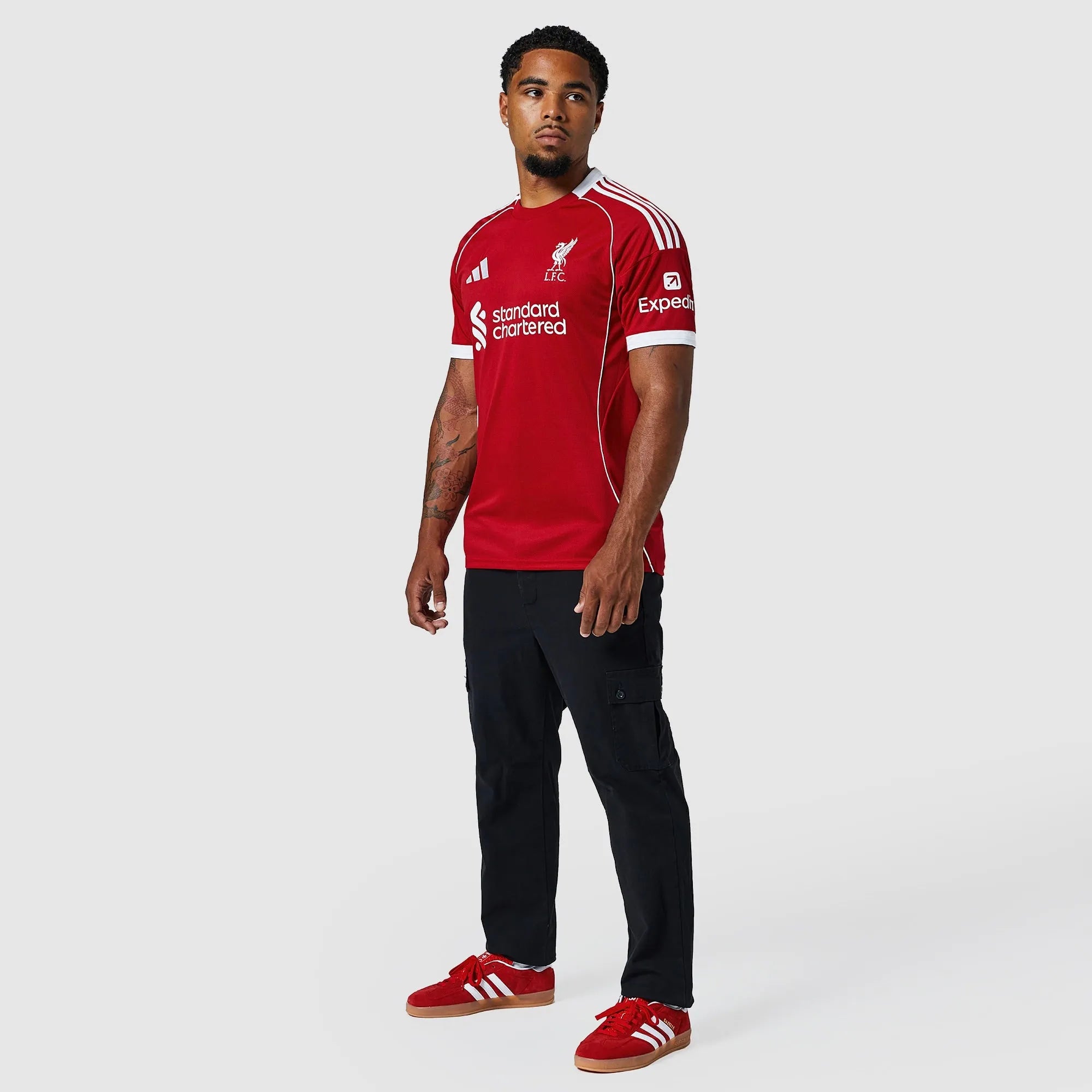 Camisa Adidas Liverpool 25/26 Home, Camisa Futebol, Adidas, Ficha do Produto TecnologiaAeroReady: Sistema que controla o excesso de umidade do corpo, garantindo a rápida secagem do suor durante os exercícios. Composição: 100% PoliésterMarca: AdidasIndicada para: Jogo/CasualGênero: MasculinoEscudo: BordadoOrigem: ImportadoManga: Curta-PIQUE DE JOGADOR