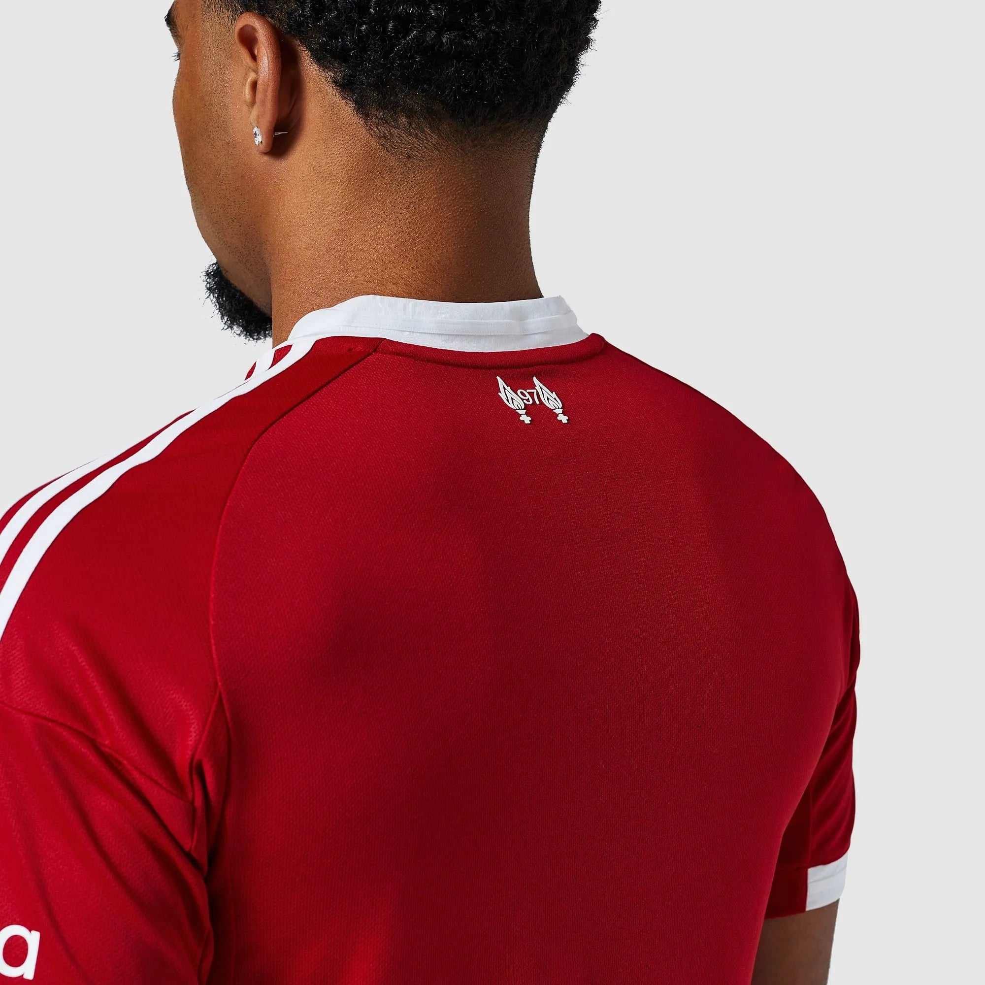 Camisa Adidas Liverpool 25/26 Home, Camisa Futebol, Adidas, Ficha do Produto TecnologiaAeroReady: Sistema que controla o excesso de umidade do corpo, garantindo a rápida secagem do suor durante os exercícios. Composição: 100% PoliésterMarca: AdidasIndicada para: Jogo/CasualGênero: MasculinoEscudo: BordadoOrigem: ImportadoManga: Curta-PIQUE DE JOGADOR